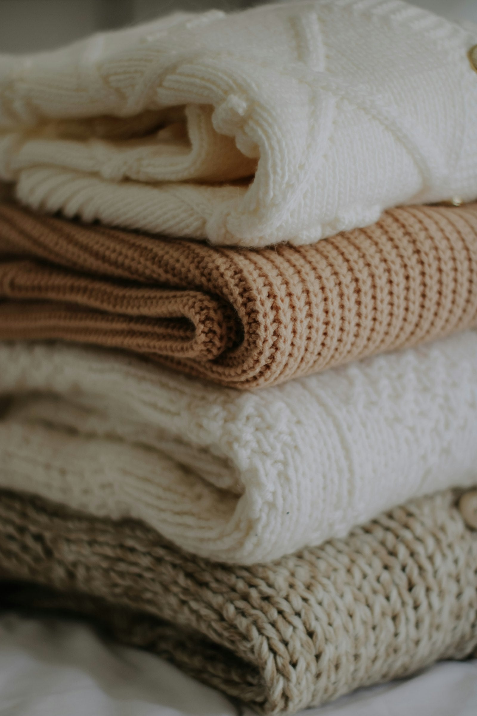 Gros plan d'une pile de serviettes en coton neutre
