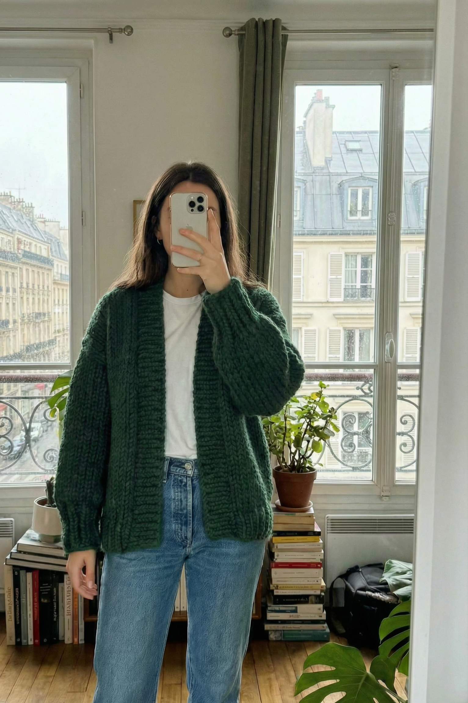 Pourquoi ton cardigan en maille épaisse a encore sa place au printemps