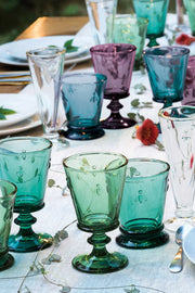 Verres colorés disposés sur une table