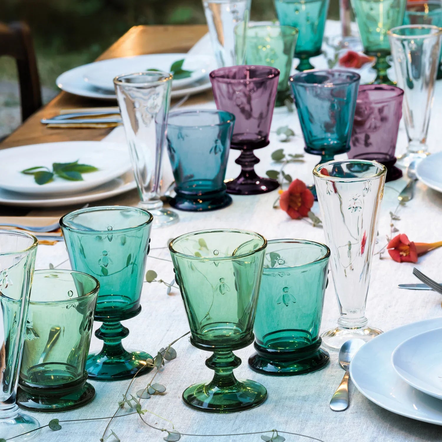 Verres colorés disposés sur une table