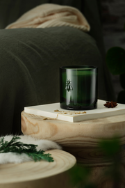 Vase vert foncé sur une table en bois naturel