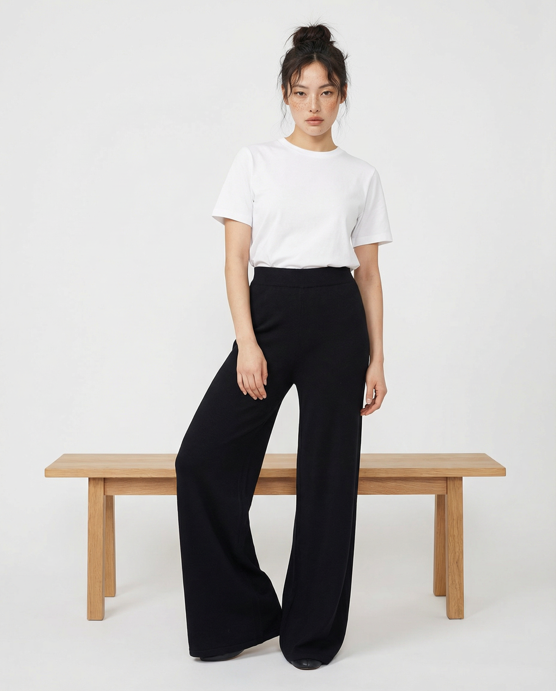 Pantalon à jambes larges noir en laine mérinos LeGarage Knitwear, porté sur mannequin