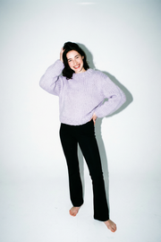 Pull N°15 lilas LeGarage Knitwear porté en studio