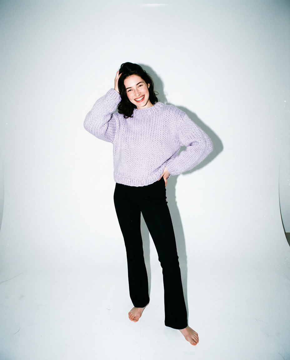 Pull N°15 lilas LeGarage Knitwear porté en studio