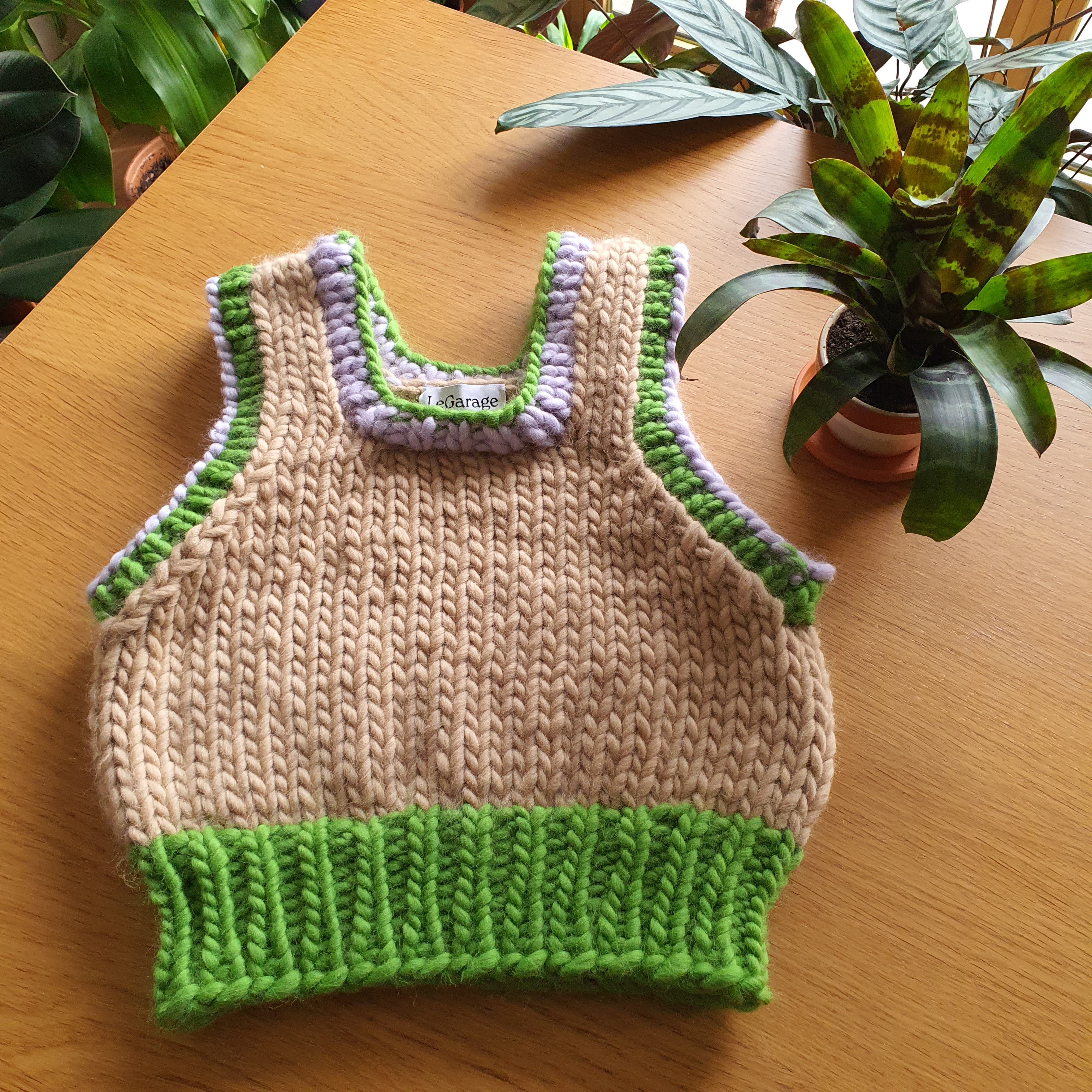 Pull sans manches en laine tricotée main, maille ajourée écrue, vue de face