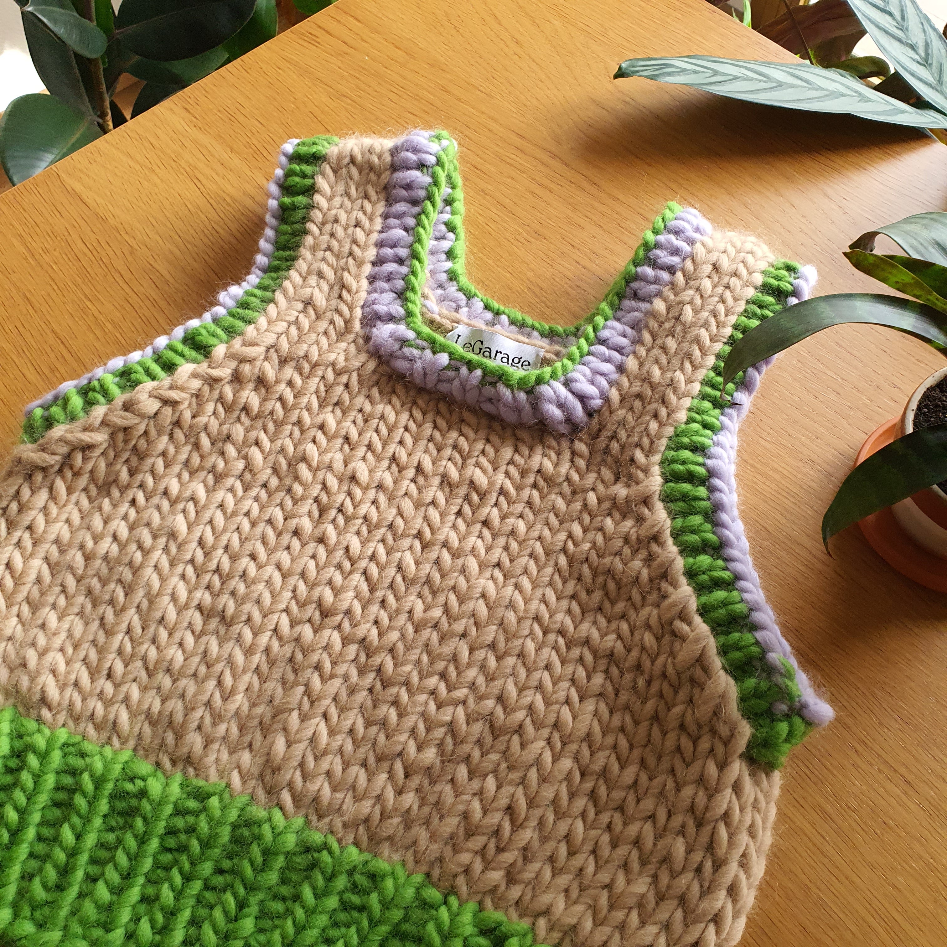 Pull sans manches en laine tricotée main, détail du dos, maille ajourée écrue