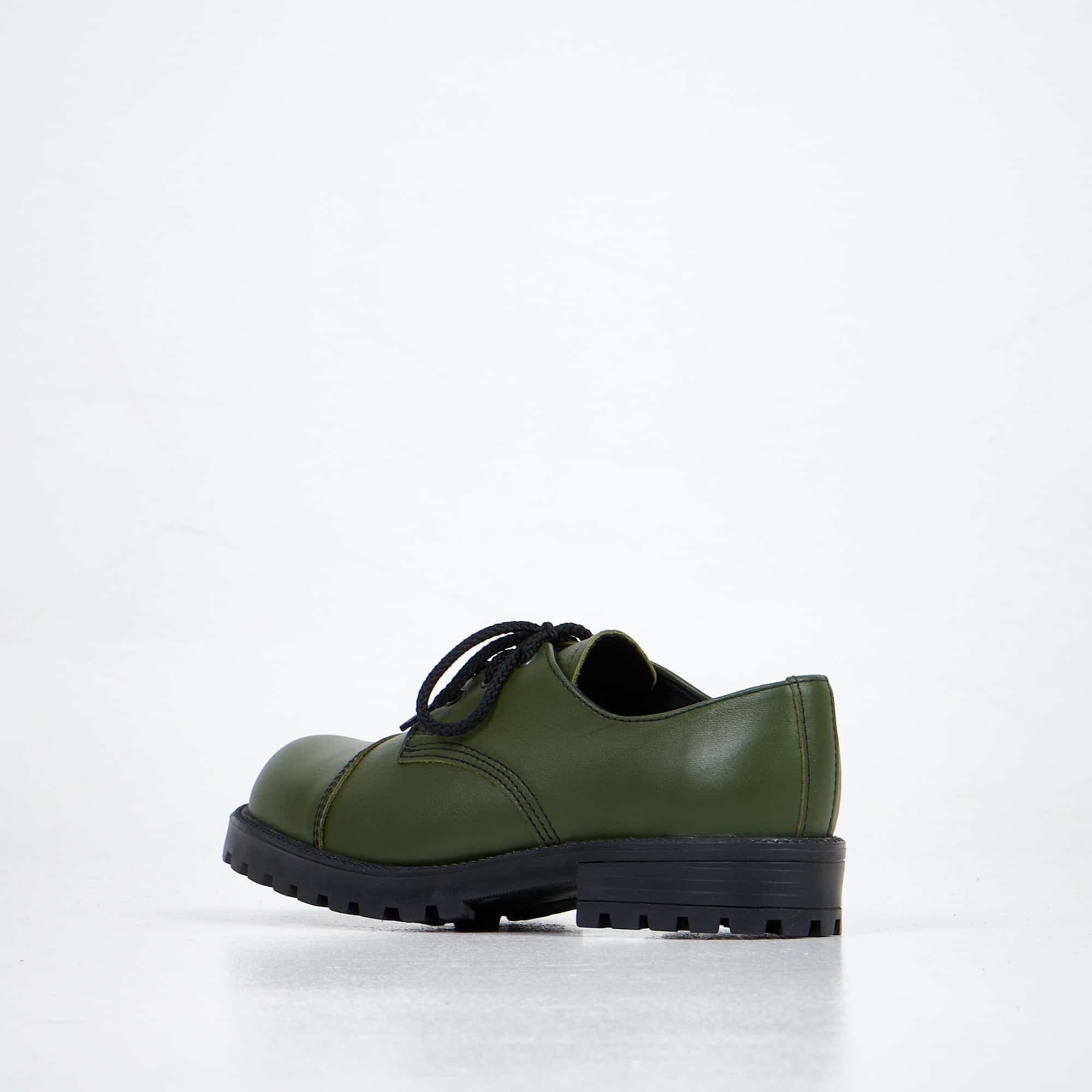 Chaussures en cuir vert sapin, design épuré, vue trois quarts