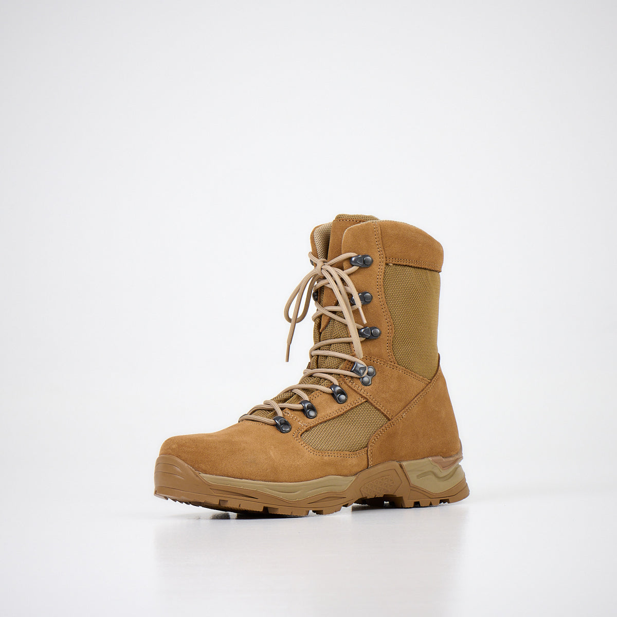 Combat boots OmaKing 583 355 500 style armée lettone, vue éditoriale
