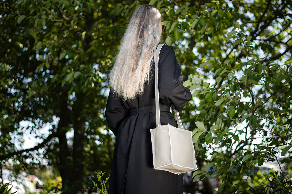 Sac à bandoulière en cuir Folk 1 gris clair - Trendbag