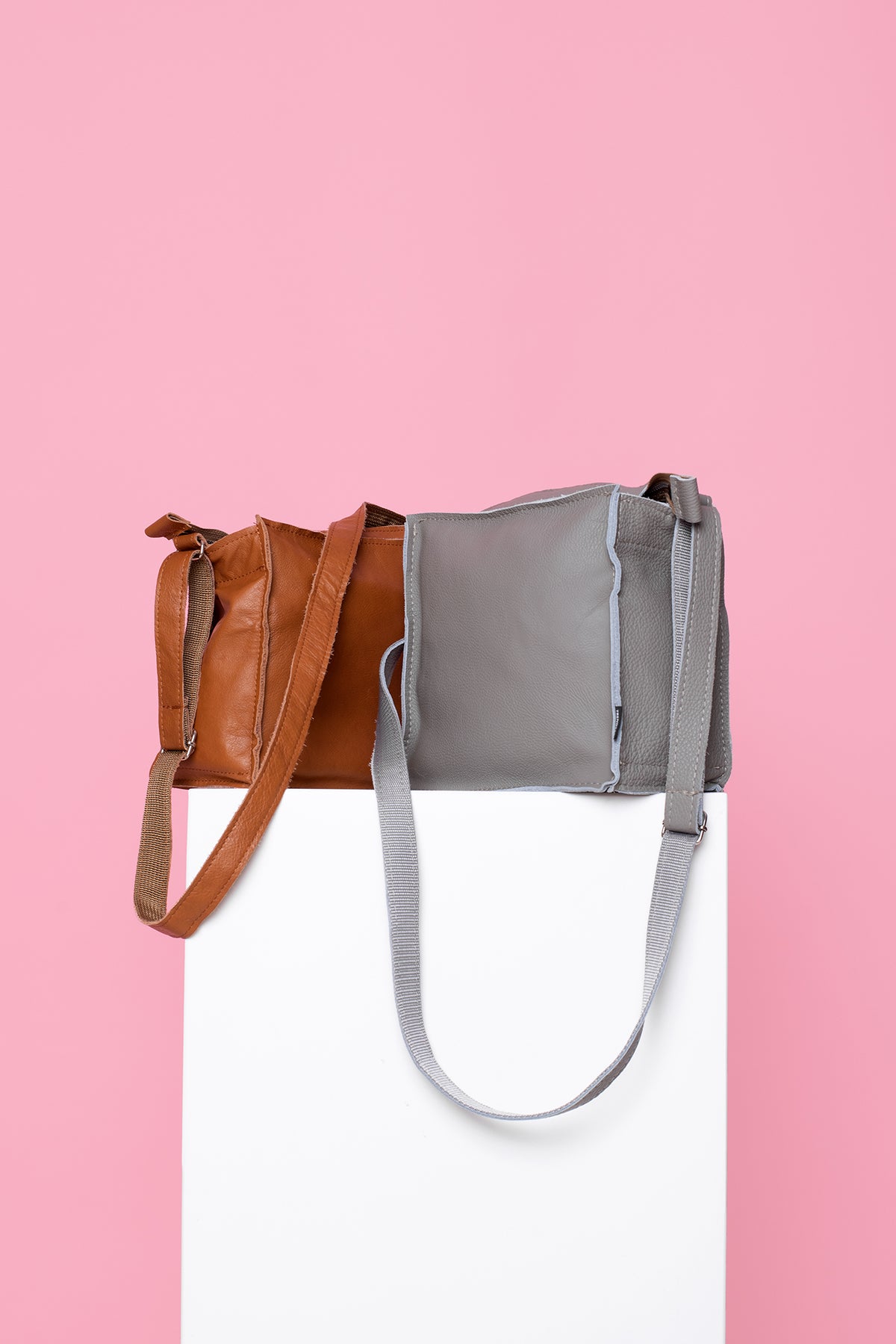 Sac à bandoulière en cuir Folk 1 gris clair - Trendbag