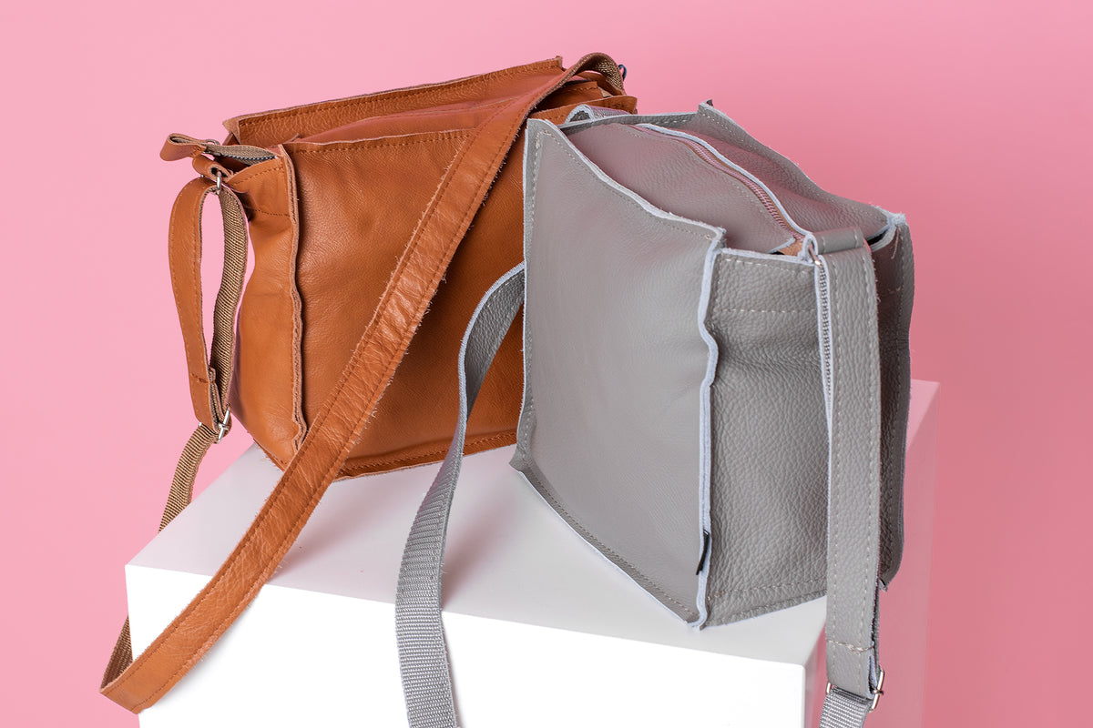 Sac à bandoulière en cuir Folk 1 gris clair - Trendbag