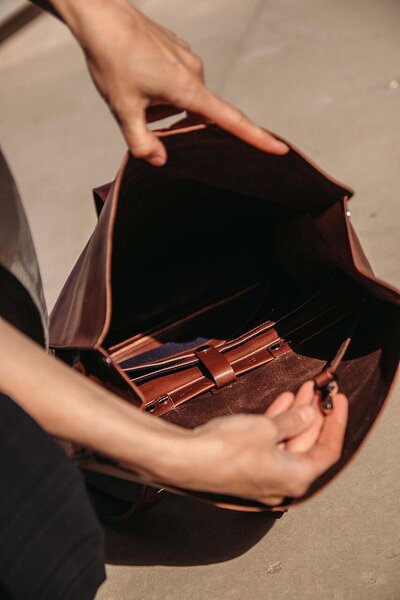 Sac à dos en cuir Stella Soomlais, vue intérieure ouverte avec rangements et attache porte-clés