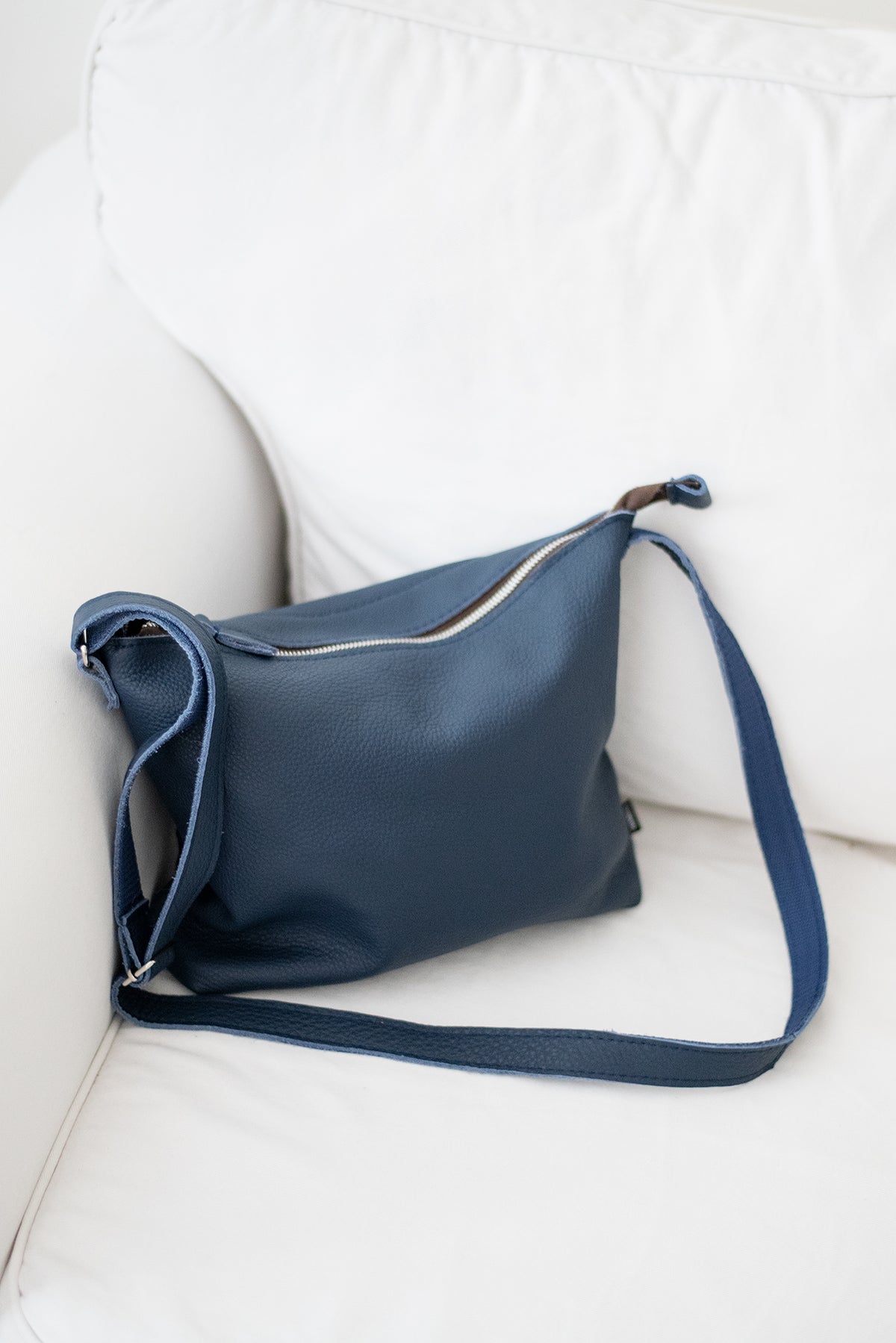Sac à bandoulière en cuir Anet L bleu foncé - Trendbag