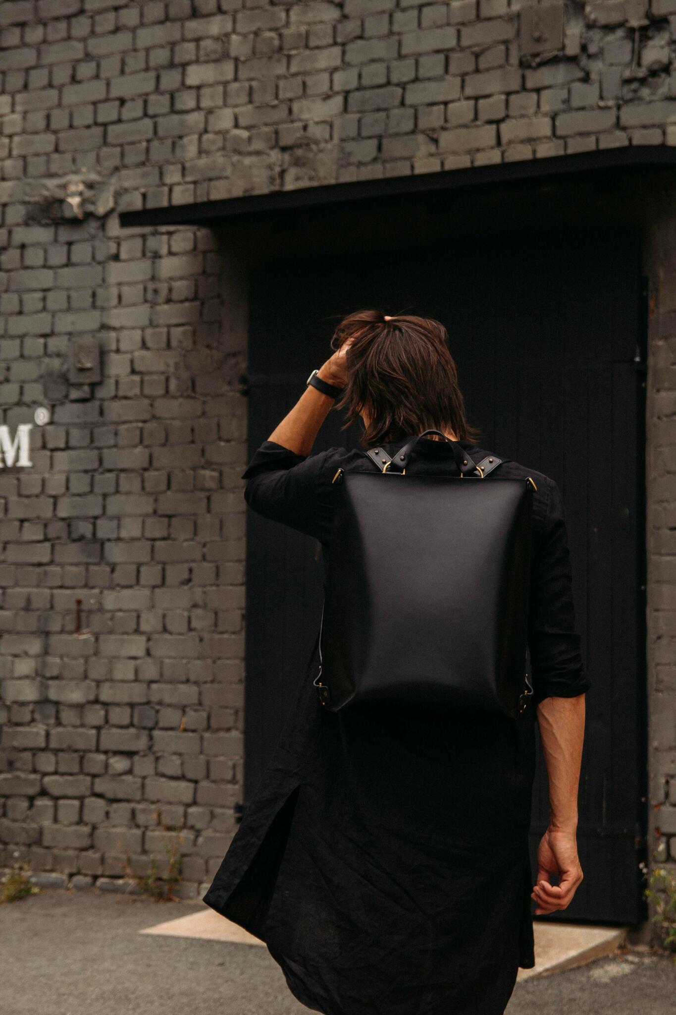 Sac à dos en cuir noir Stella Soomlais fait main en Estonie, porté sur le dos, vue arrière