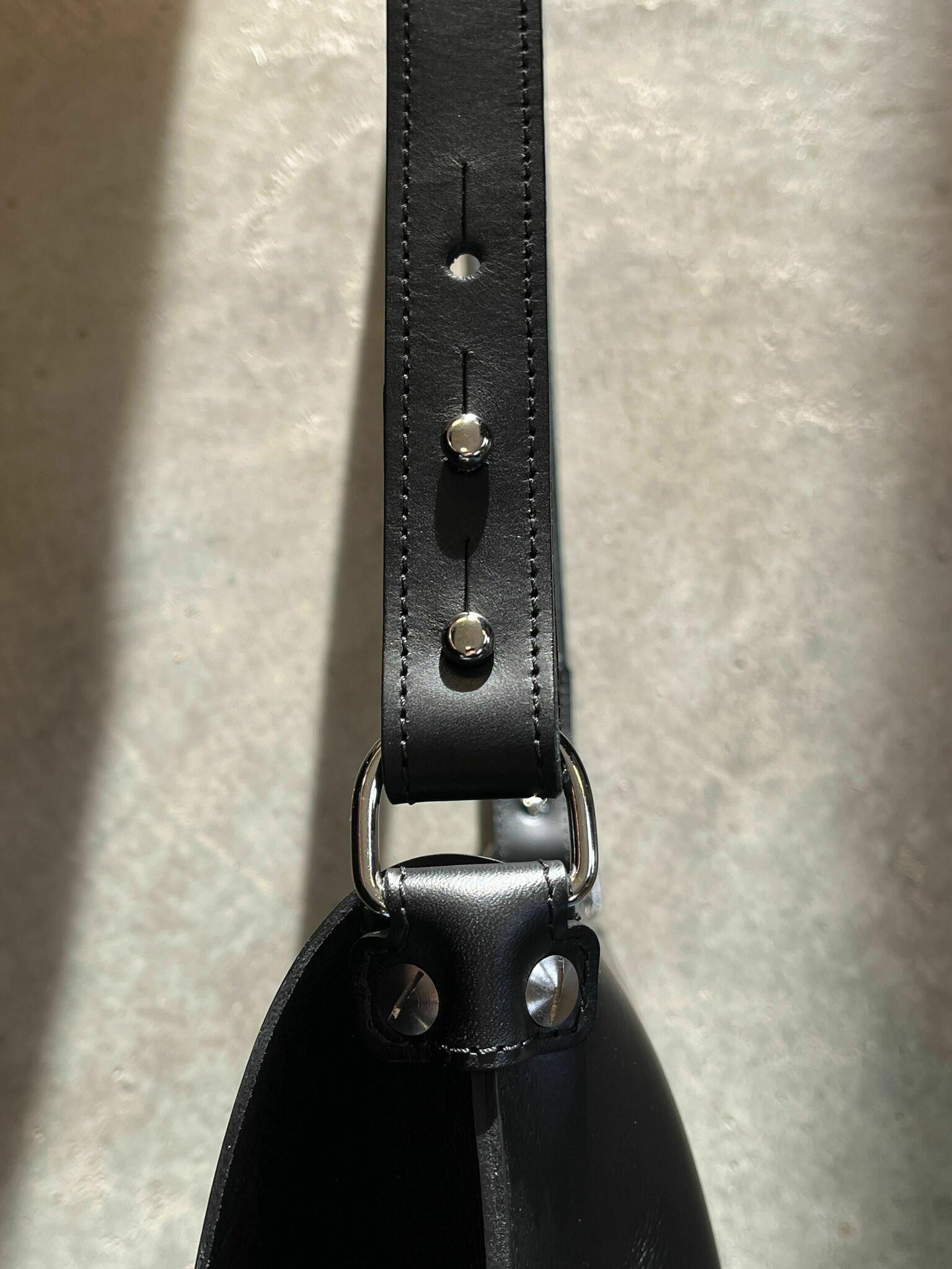 Sac à main en cuir noir Stella Soomlais, détail de la sangle réglable et de l'anneau nickel