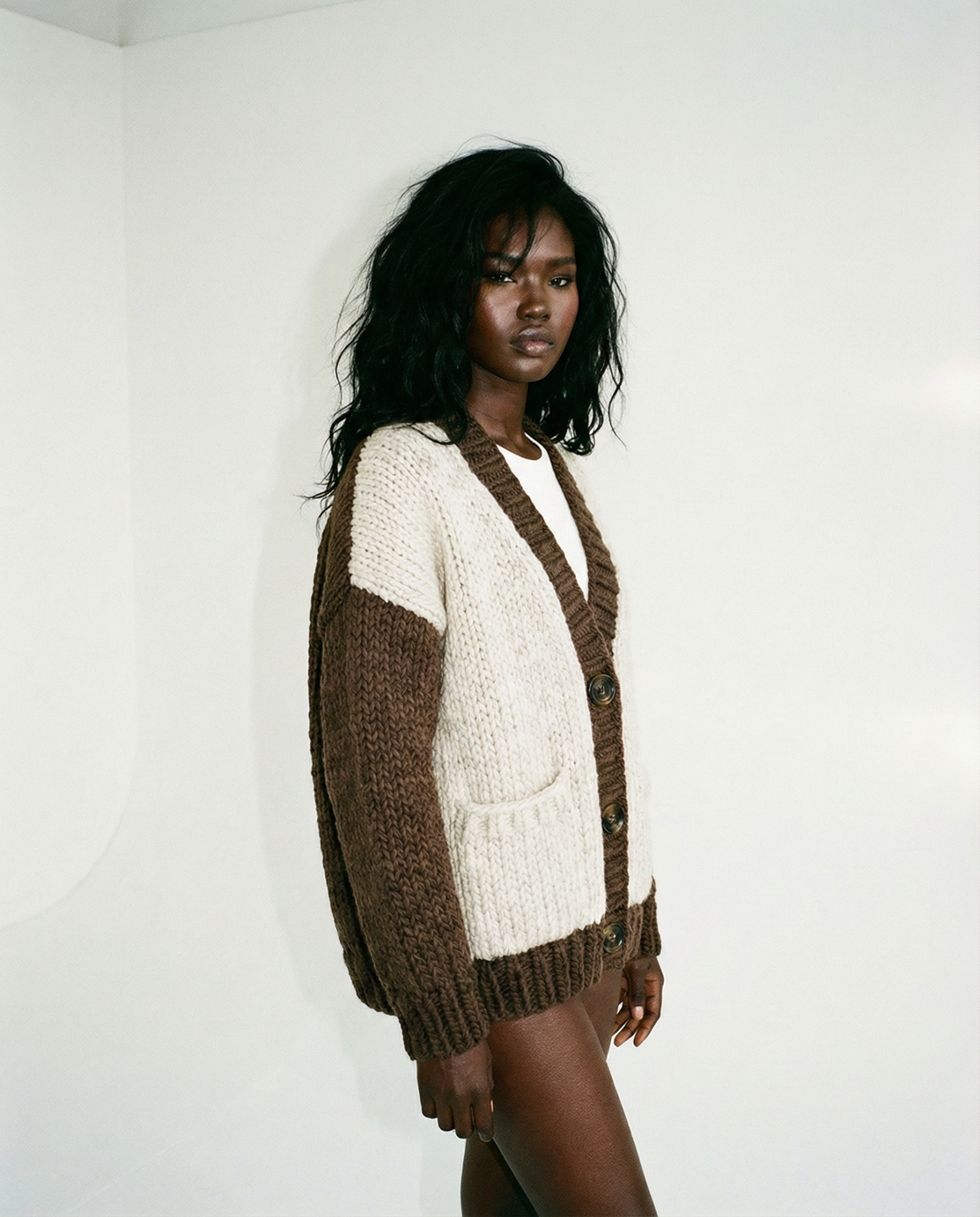 Cardigan en laine color block chocolat tricoté main LeGarage Knitwear, vue de profil sur mannequin