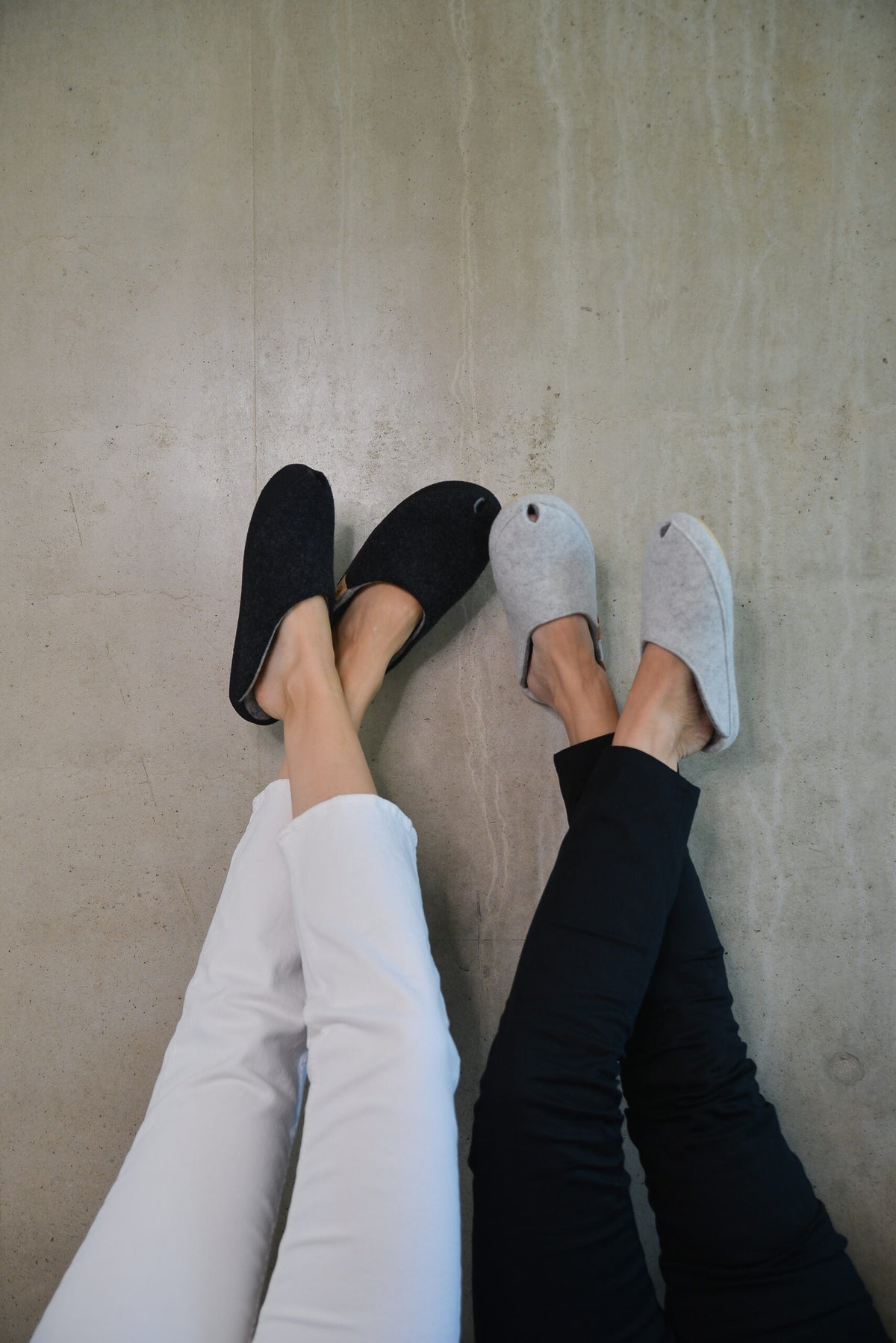 Chaussons en feutre de laine blanc - TOKU Brussels, photo 3