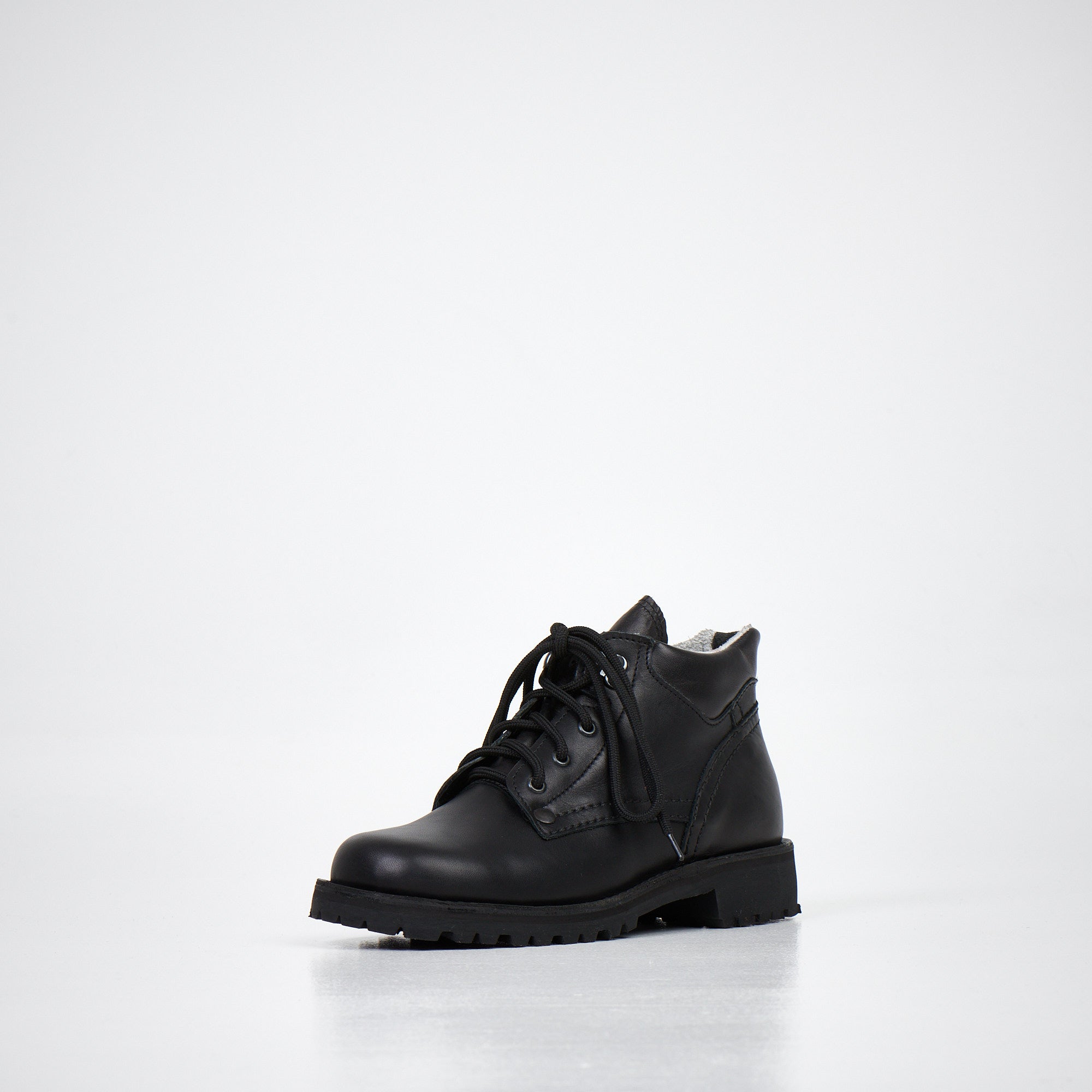 Bottines lacées en cuir noir fait main, vue trois quarts détail fermeture