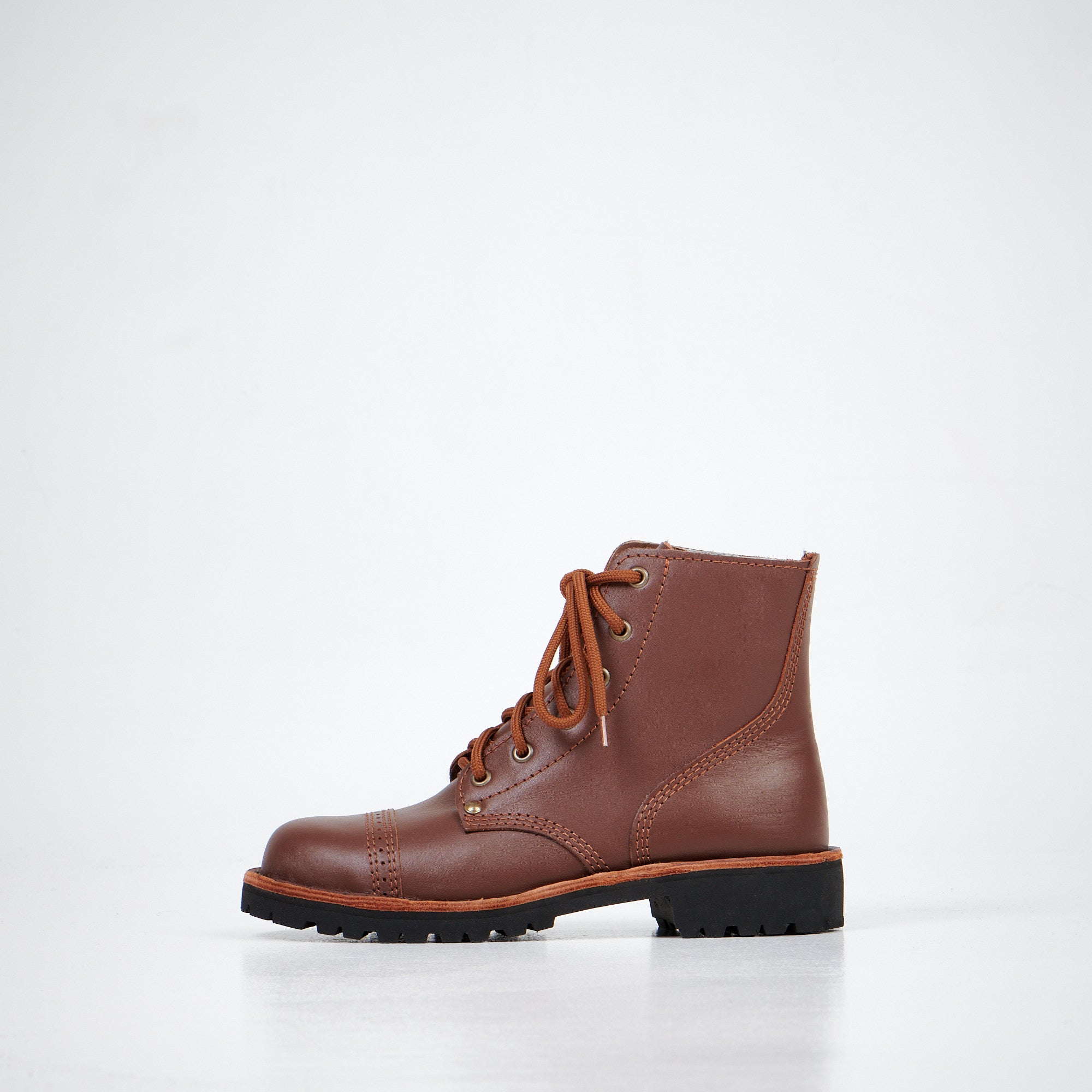 Bottines en cuir marron fait main, vue de profil montrant la silhouette