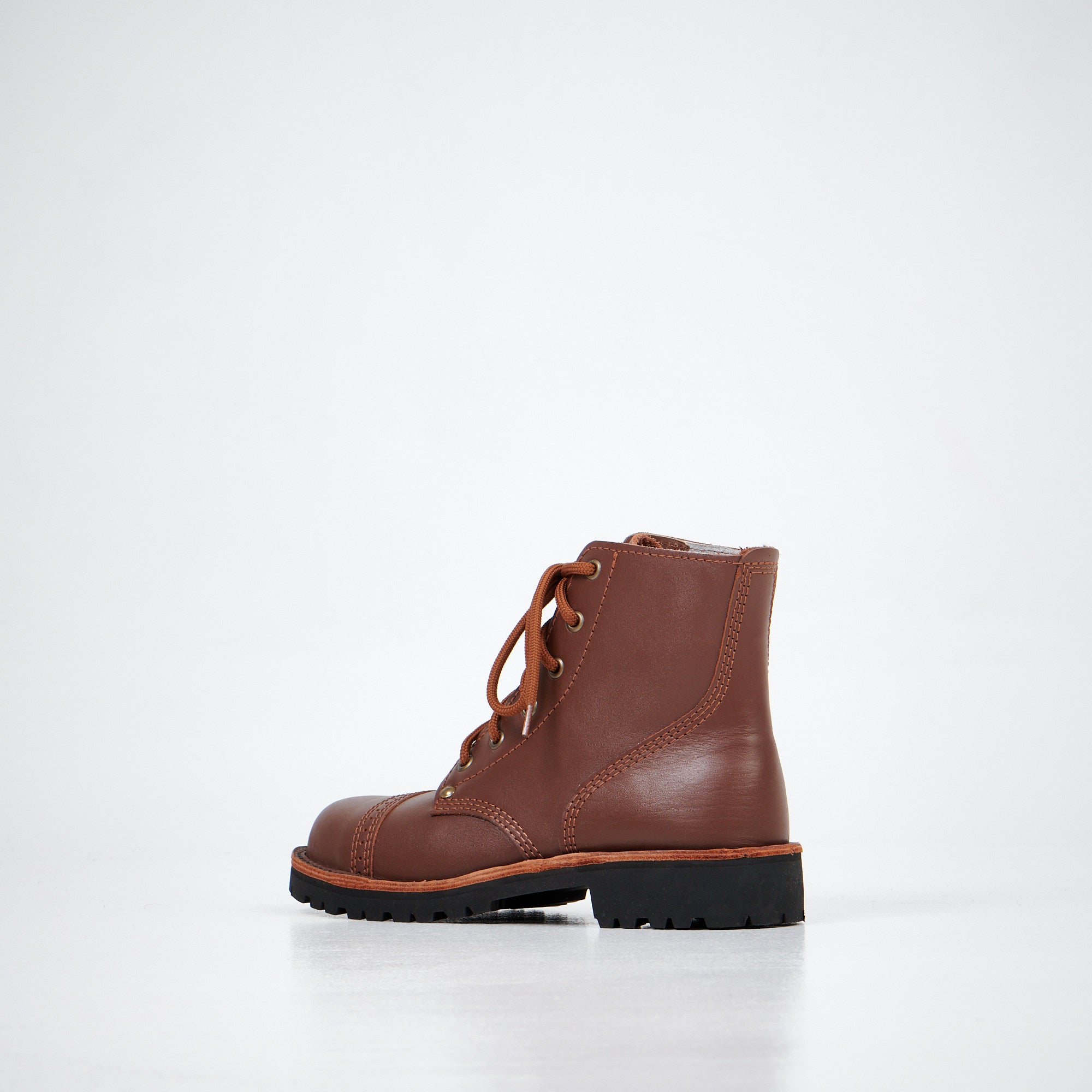 Bottines en cuir marron fait main, vue de face sur fond clair