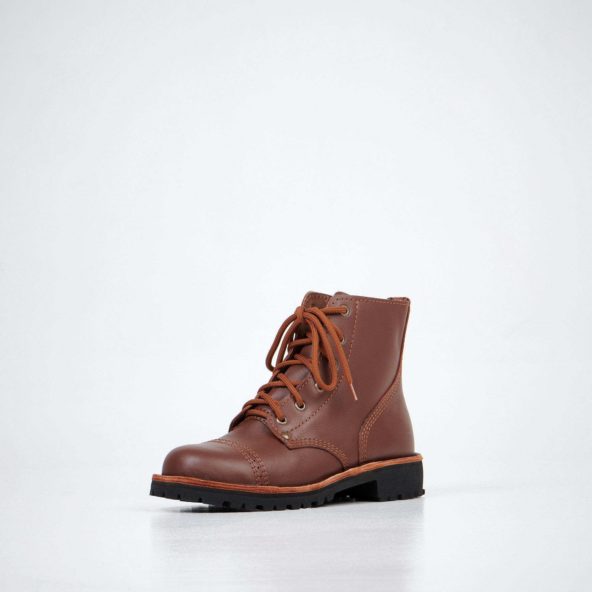 Bottines en cuir marron fait main, détail du laçage et de la texture