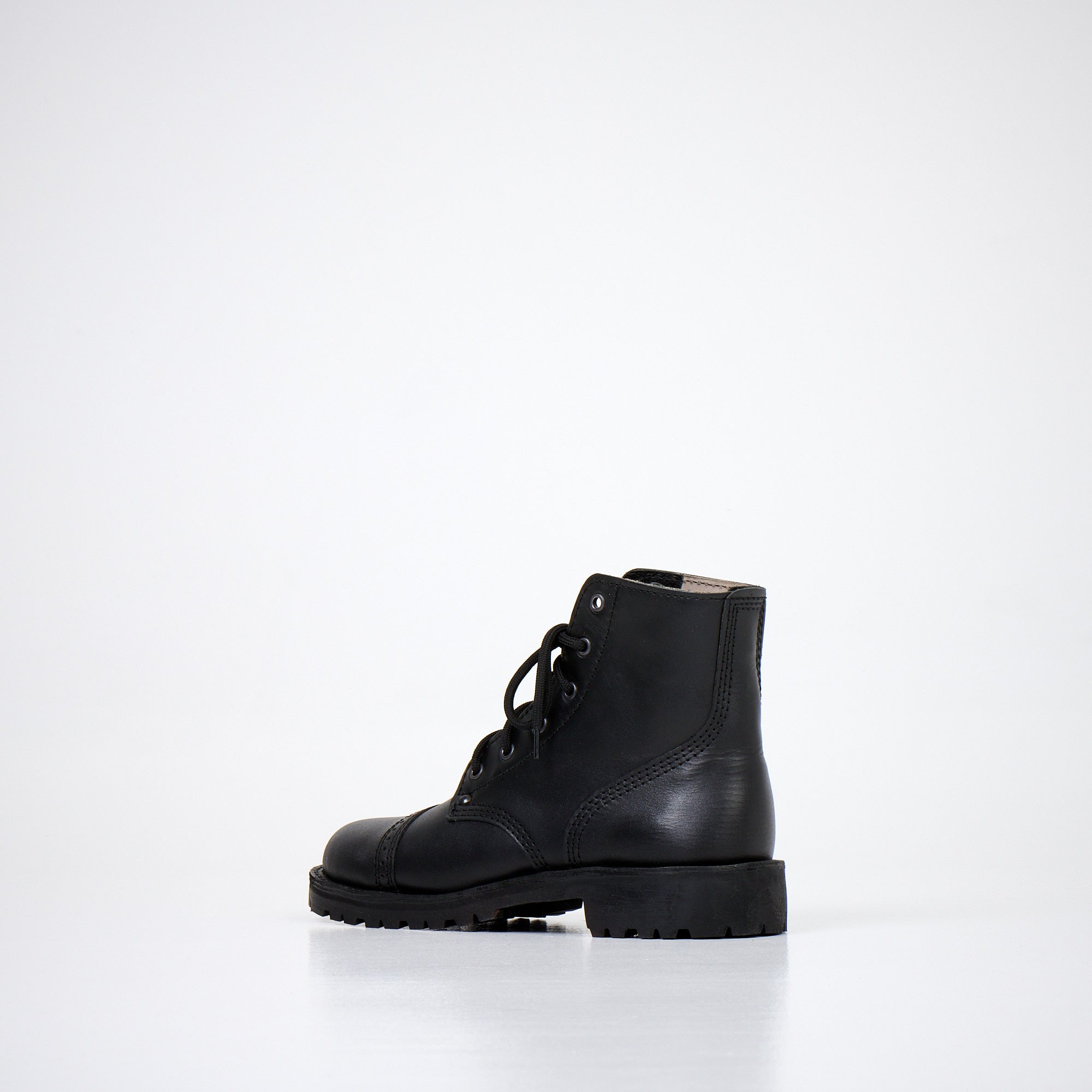 Bottines en cuir noir fait main, vue trois quarts montrant la semelle épaisse