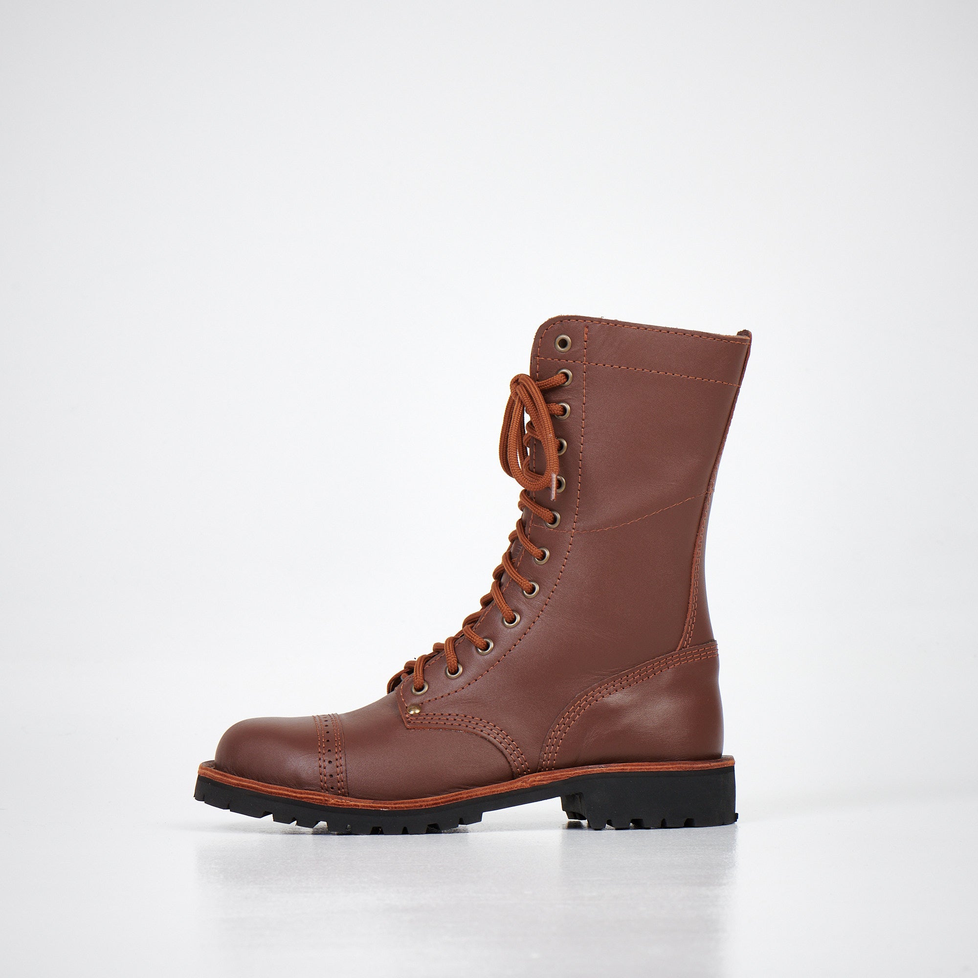 Bottines en cuir marron fait main, gros plan finition du cuir