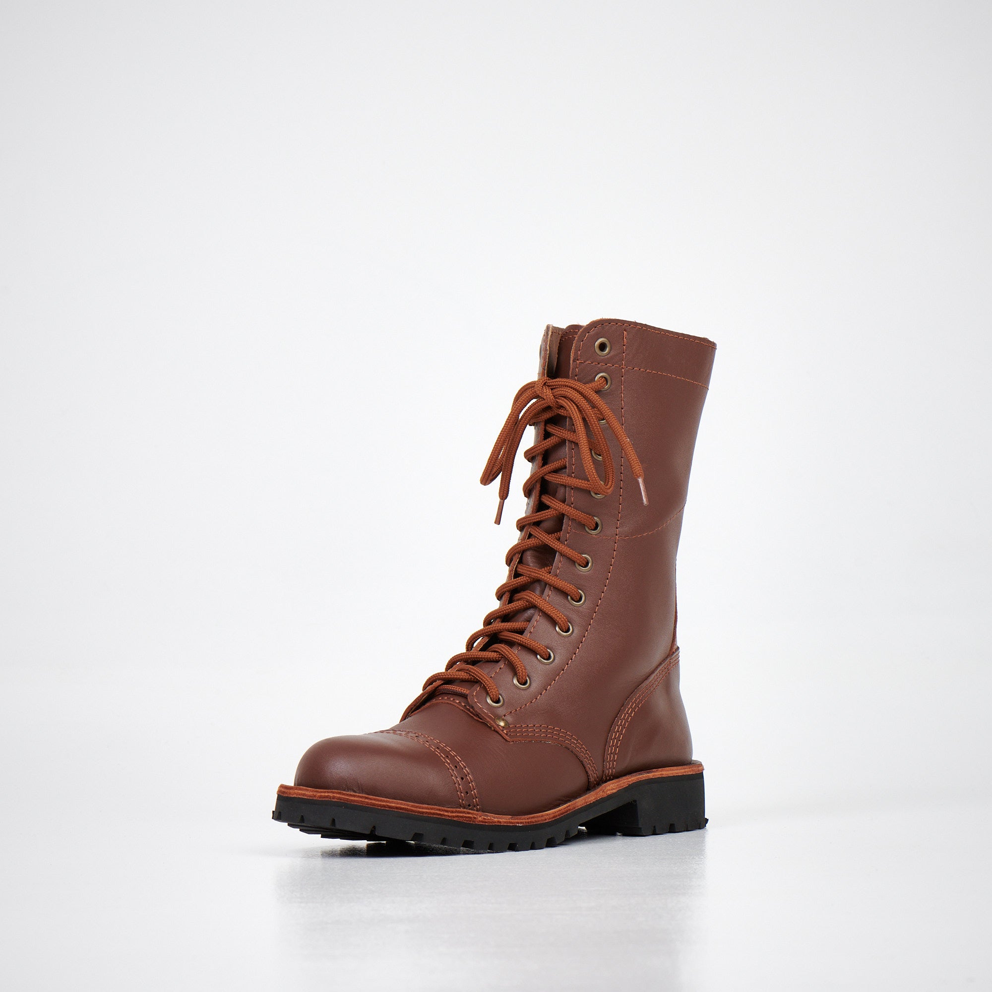 Bottines en cuir marron fait main, vue détail texture cuir naturel