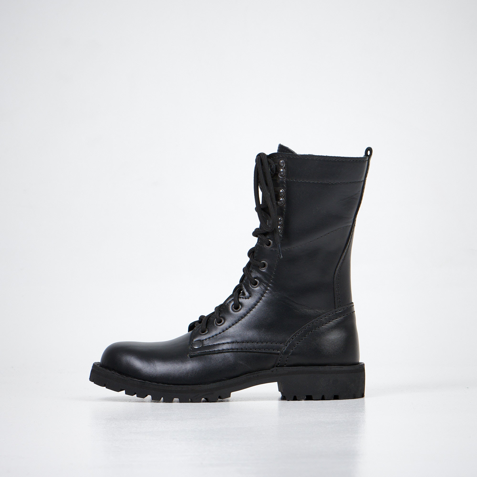 Bottines en cuir noir fait main, vue de profil avec talon épais