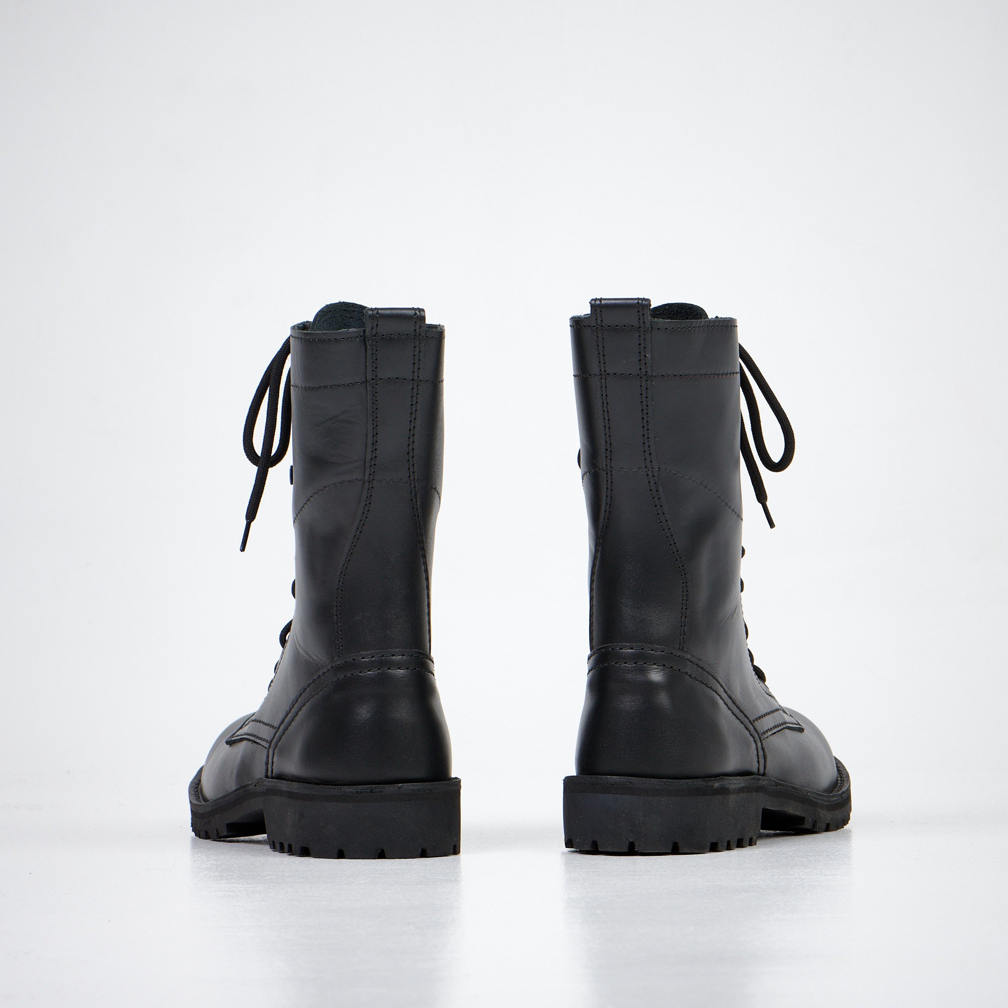 Bottines en cuir noir fait main, vue de dos avec semelle crantée