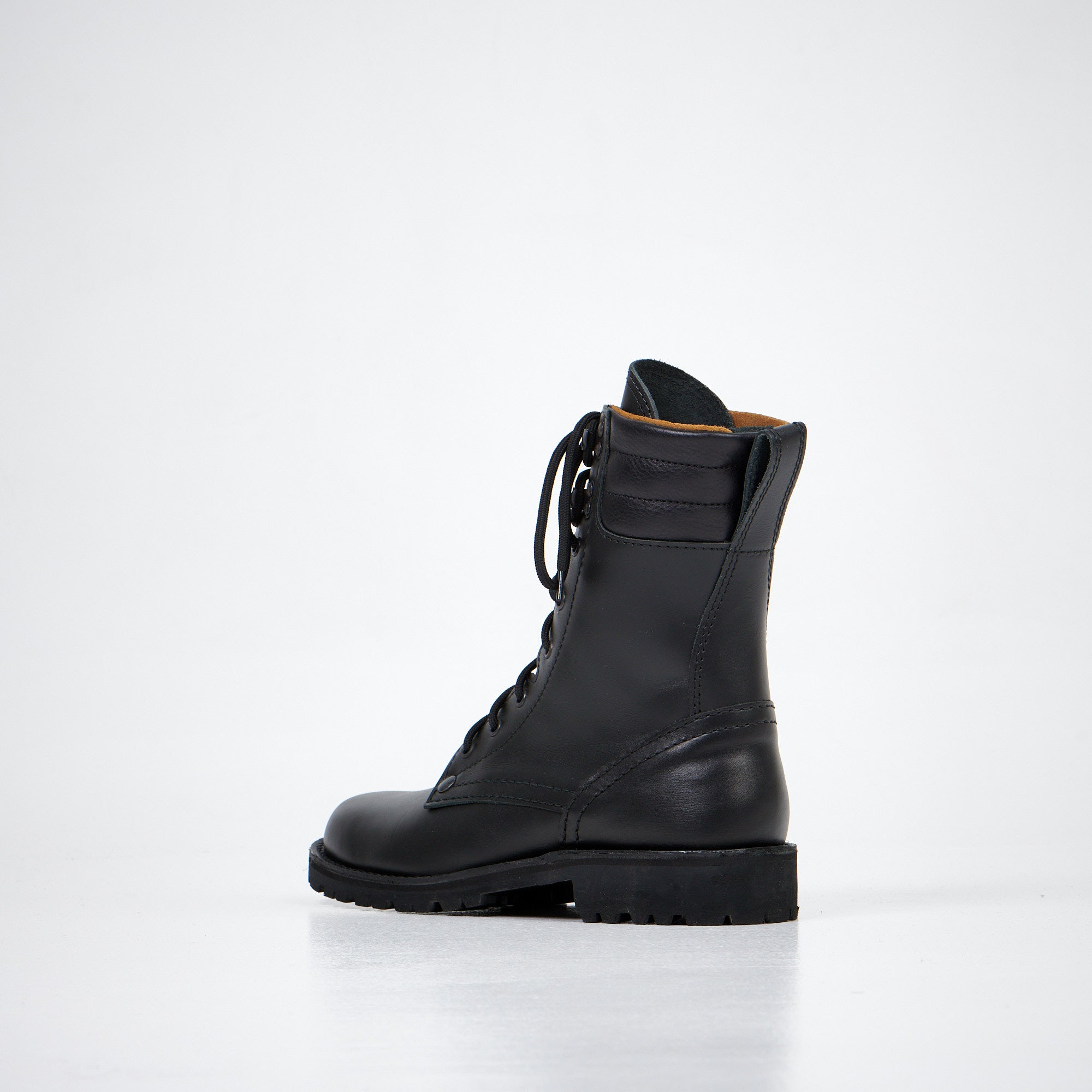 Desert boots en cuir marron cognac, vue arrière, photo studio