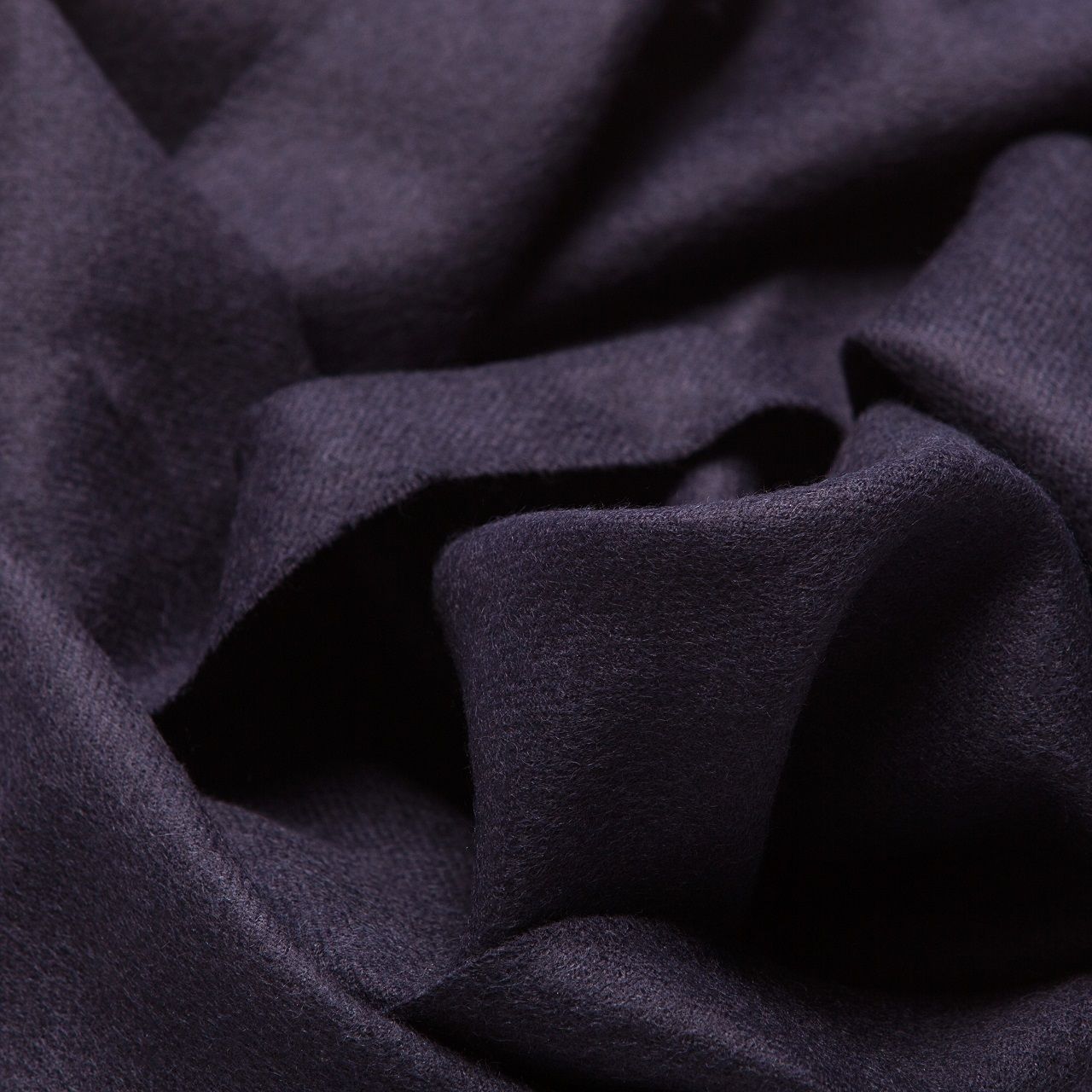 Châle maxi en alpaga bébé bleu marine, détail de la texture et des franges