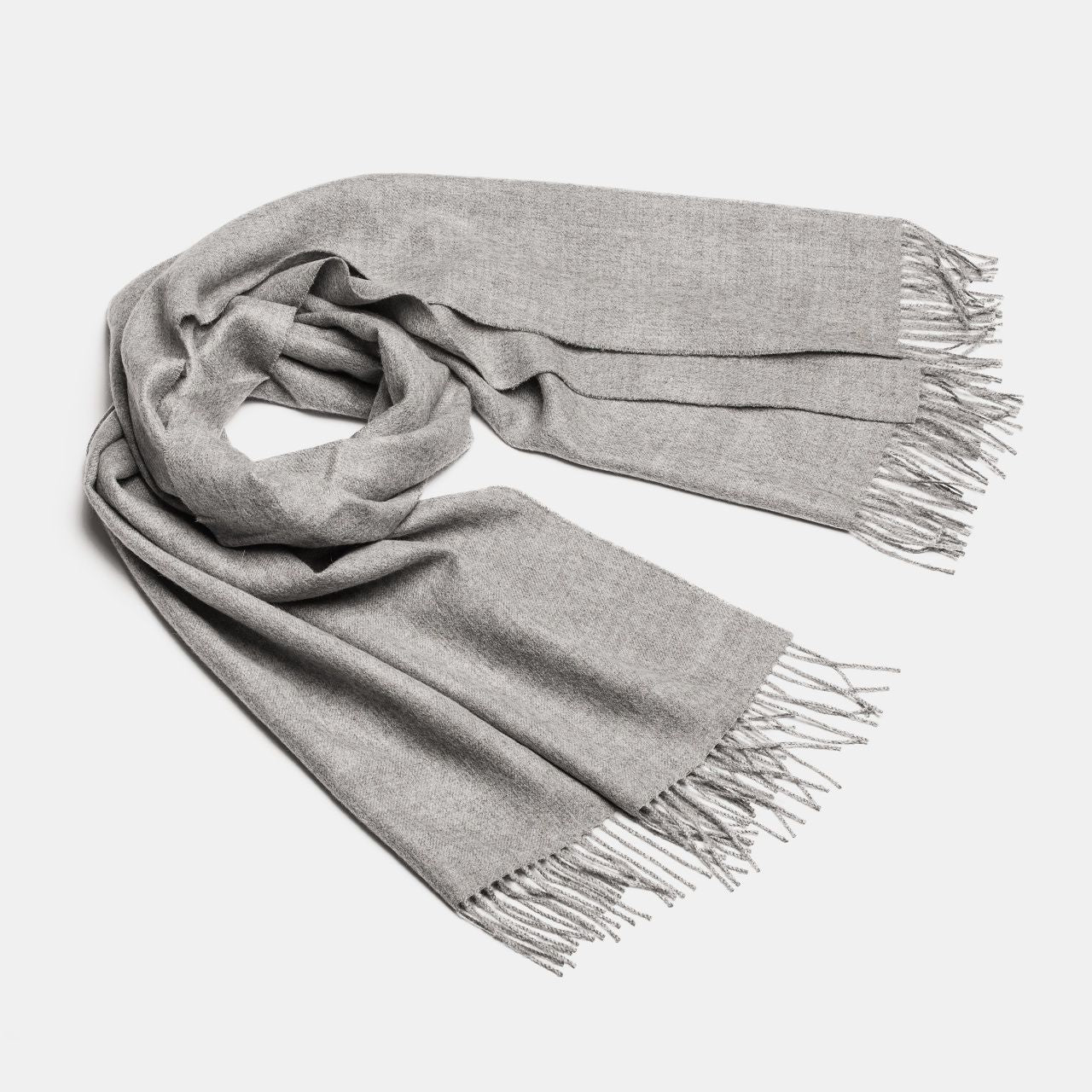 Châle maxi en alpaga bébé argent à franges artisanales, vue drapée