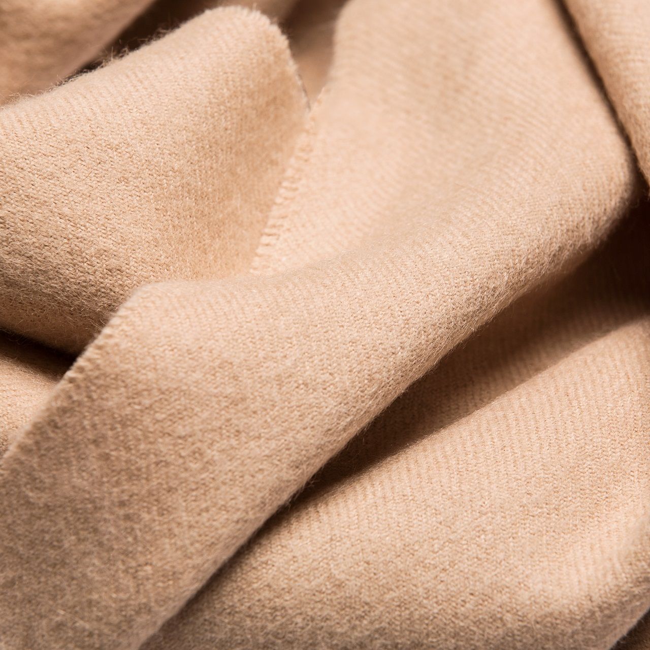 Châle maxi en alpaga bébé blé, détail de la texture et des franges