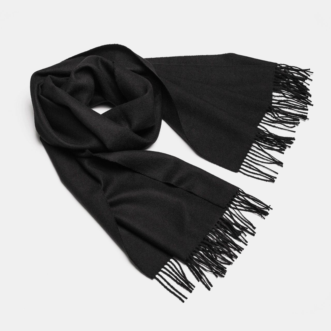 Châle maxi en alpaga bébé noir à franges artisanales, vue drapée