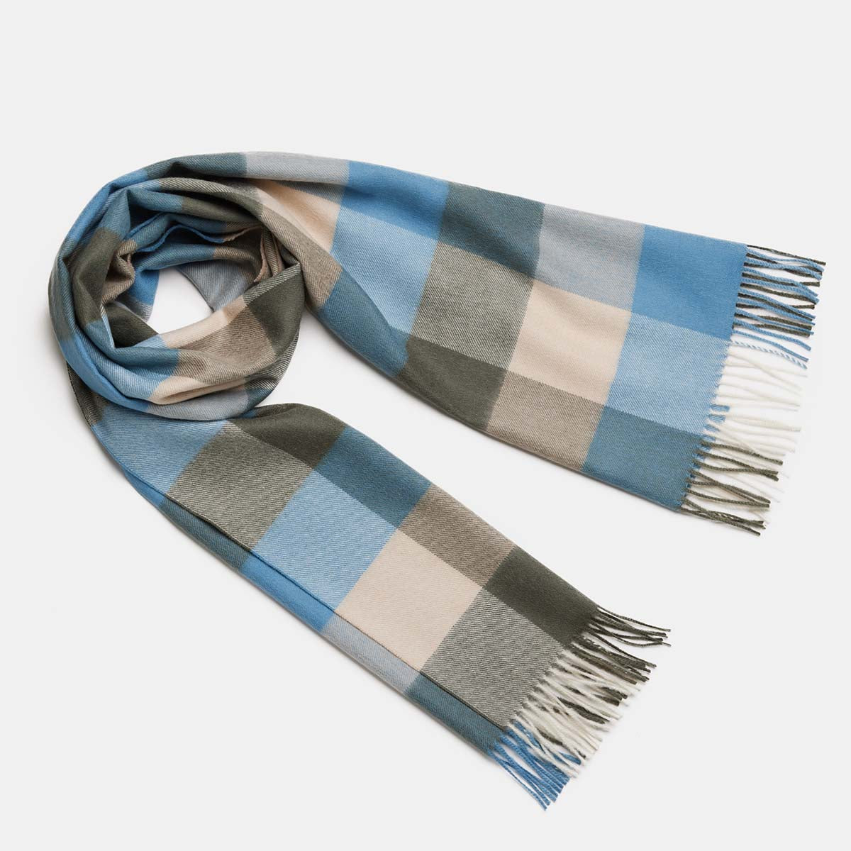 Foulard midi en alpaga bébé à carreaux vert botanique, déplié sur fond gris