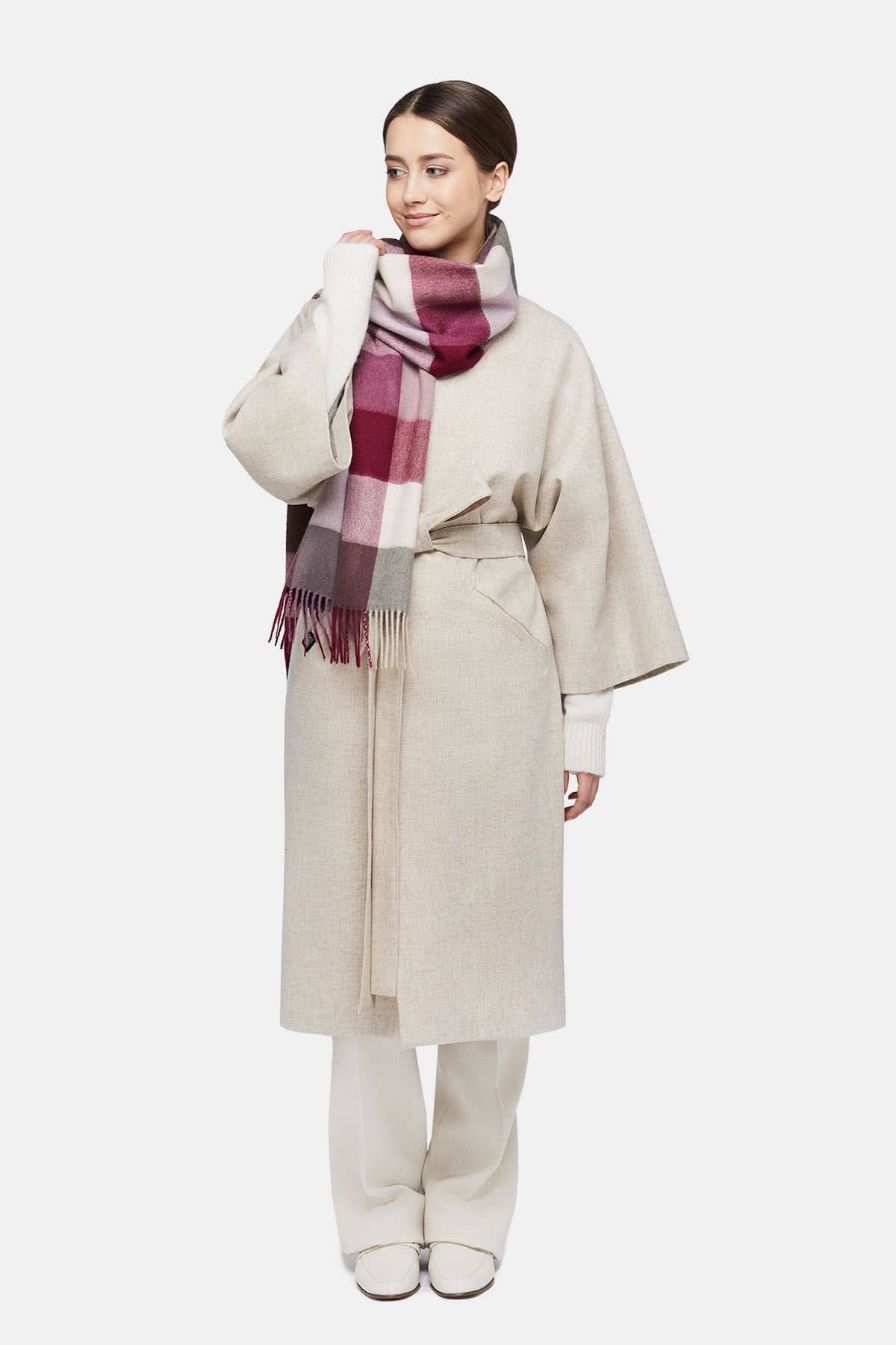 Foulard midi en alpaga bébé à motifs géométriques, vue lifestyle