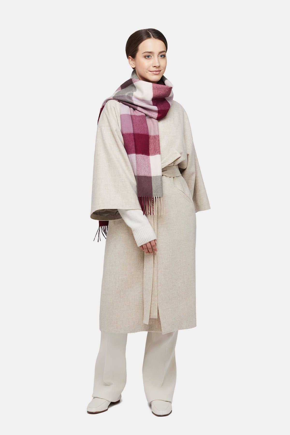 Foulard midi en alpaga bébé à motifs géométriques, vue en portage