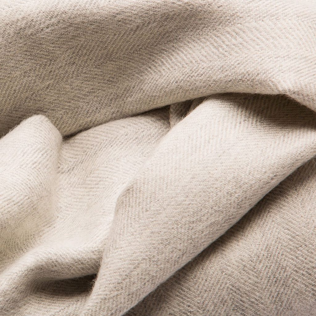 Écharpe en alpaga premium 200 cm motif chevrons blanc et argent Alpaka, gros plan