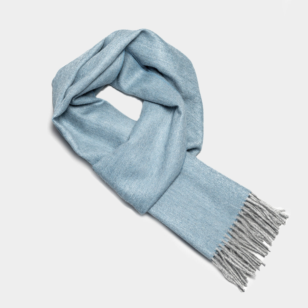 Écharpe en alpaga bébé motif chevrons bleu océan et argent, motif texturé fond gris