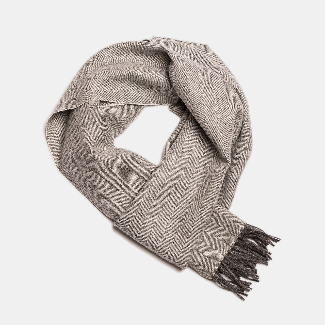 Écharpe en alpaga bébé motif chevrons blanc et gris clair, texture chevrons fond gris