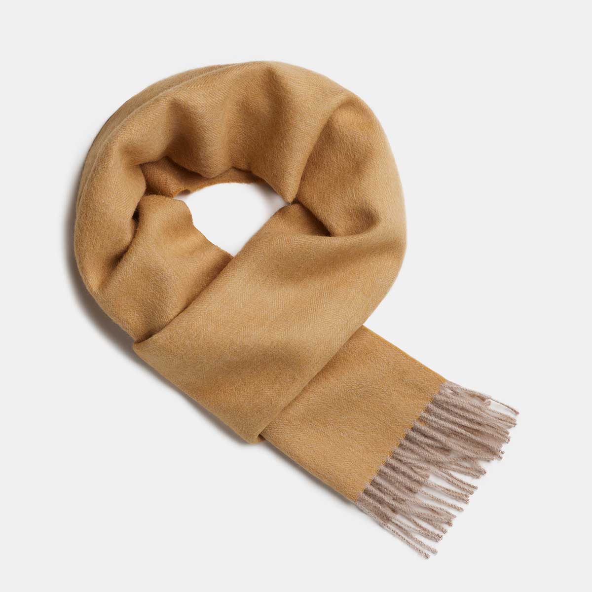 Écharpe en alpaga bébé motif chevrons or et beige, vue studio fond gris