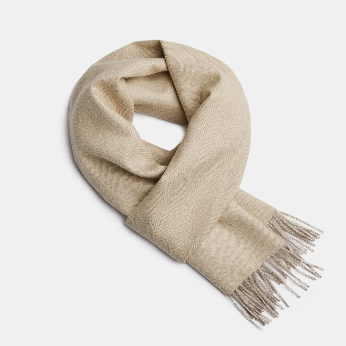 Écharpe en alpaga bébé motif chevrons vanille et beige, vue studio fond gris