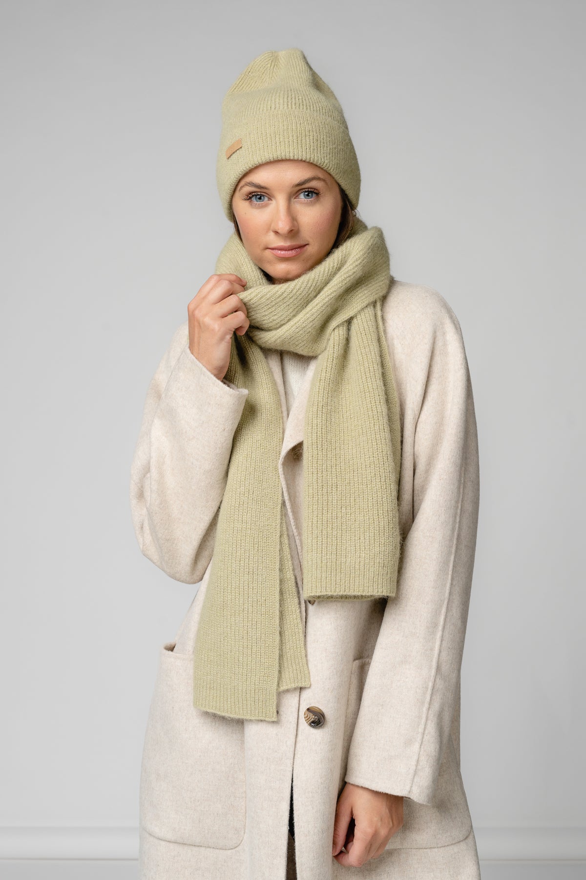 Set écharpe et bonnet en alpaga et mérinos vert mousse, vue portée naturelle