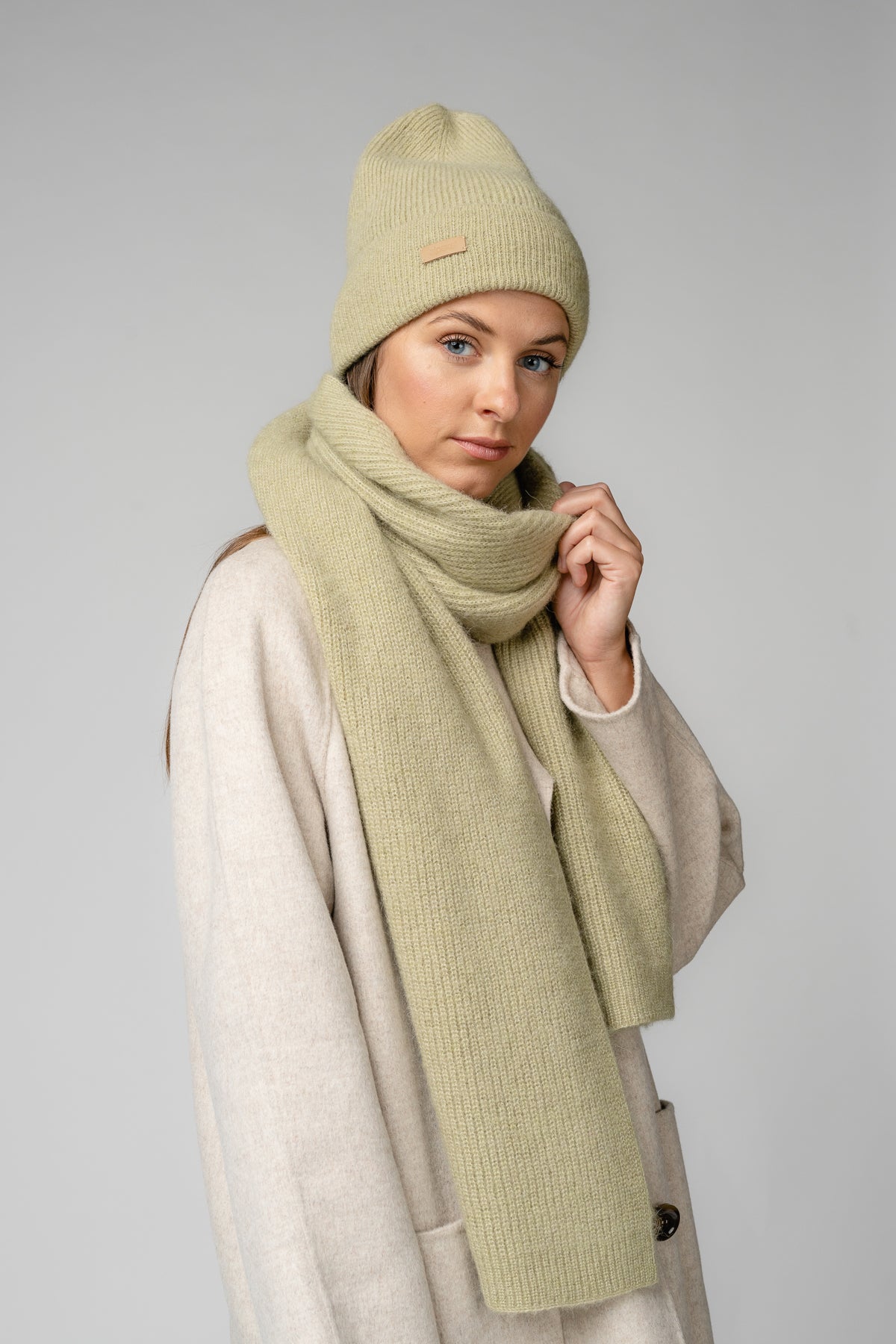 Set écharpe et bonnet en alpaga et mérinos vert mousse, styling tricot complet