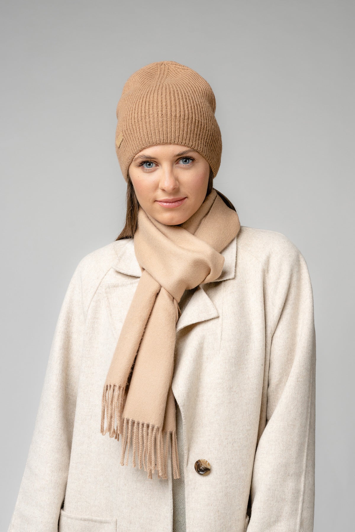 Ensemble écharpe et bonnet en alpaga bébé chameau, porté en lifestyle