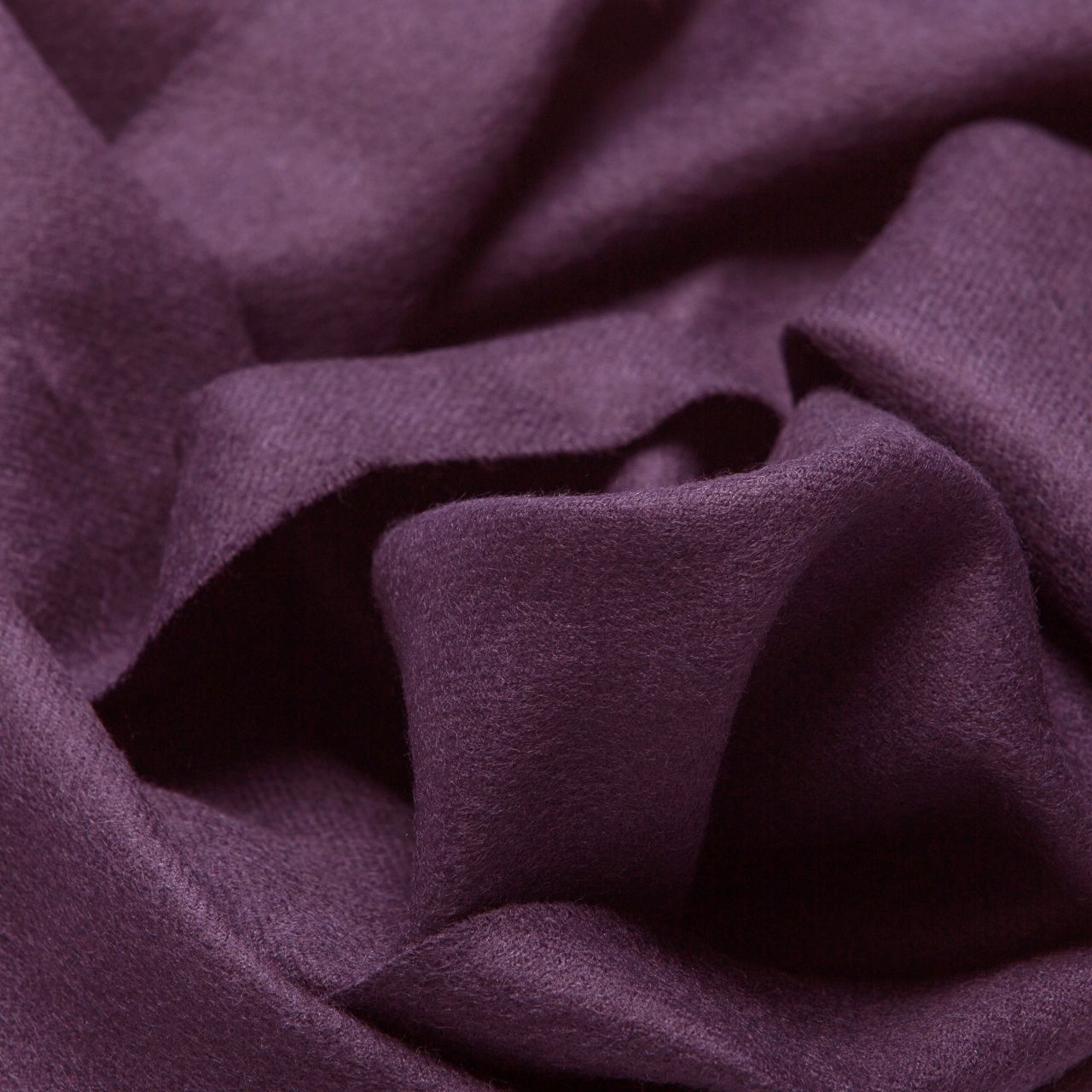 Écharpe en alpaga bébé violet, gros plan sur la texture