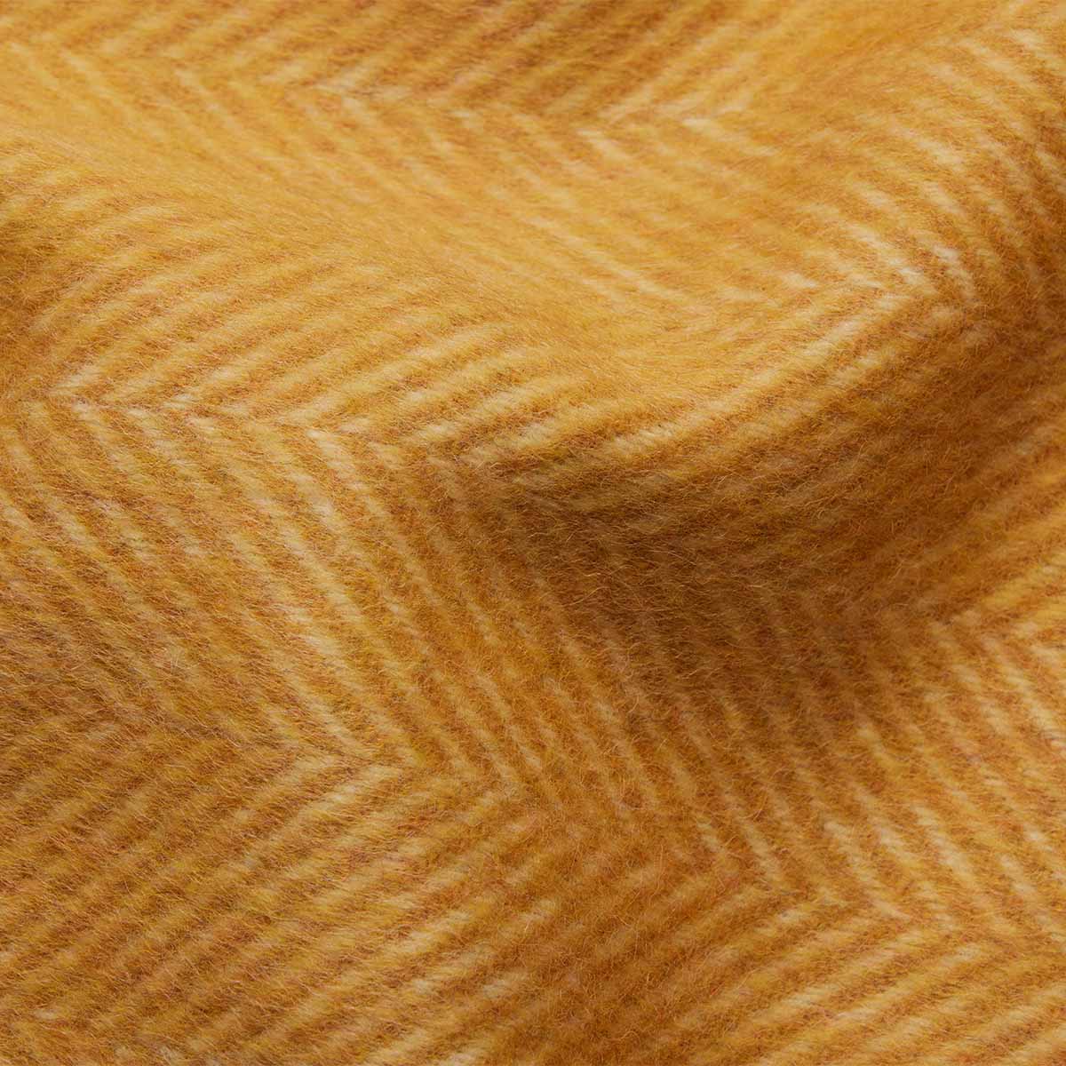 Plaid en laine d'alpaga motif chevrons ocre et blanc, détail texture