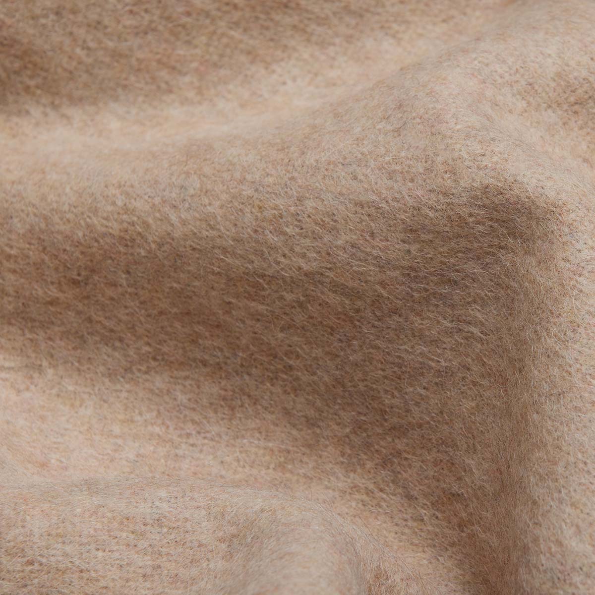 Plaid en laine d'alpaga crème café, détail du motif géométrique