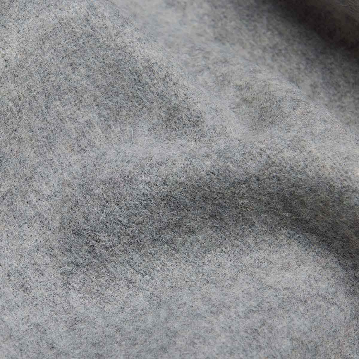 Plaid en laine d'alpaga gris argenté, détail du motif géométrique